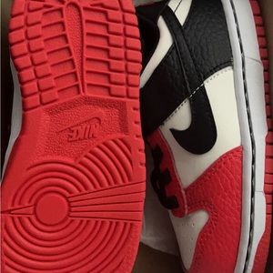 Toddler dunk low no strings to tie brand new, they are hard to get on